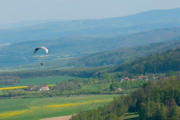 Fototapeta na wymiar Paralotniarz na tle górskiego widoku