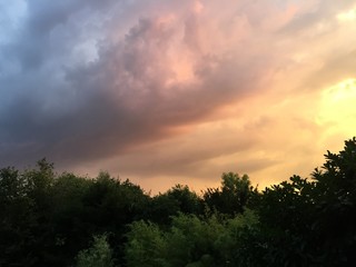 Bedrohliche Gewitterwolken bei Sonnenuntergang 
