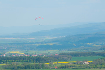 Paralotniarz na tle górskiego widoku