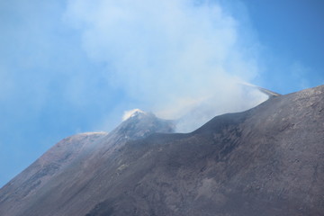 Cratère du volcan Etna en Sicile avec son panache de fumée habituel