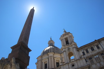 Fototapeta na wymiar Piazza Navona à Rome au soleil de l'obelisque de la fontaine