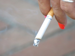 Sigaretta nella mano- cigarette in the hand