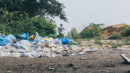 Weggeworfener M&uuml;ll in die Natur
