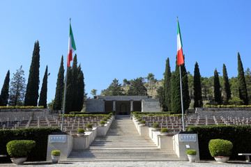 Mignano MonteLungo, italia - 14 agosto 2020: Il cimitero militare che contiene le spoglie di 974...