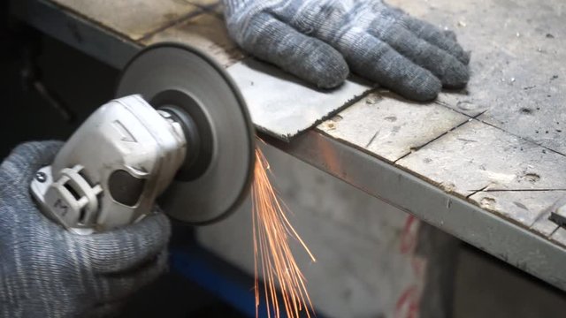 stripping burrs on a metal part in a manual with a coal-sah machine