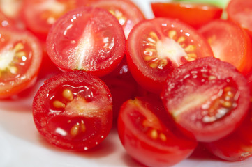 カットされたみずみずしいミニトマト クロースアップ 