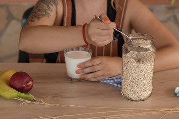 Mujer desayunando avena con leche