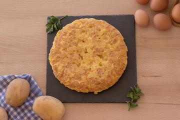 Tortilla de patatas en una bandeja de pizarra