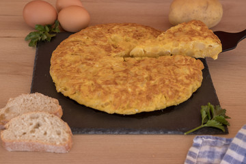 Tortilla de patatas en una bandeja de pizarra