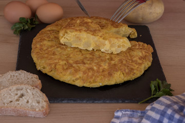 Tortilla de patatas en una bandeja de pizarra