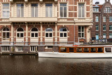 Fototapeta na wymiar canal houses and old yacht in Amsterdam