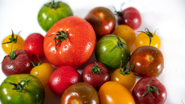 
Sets of tomatoes of different varieties, sizes and colors