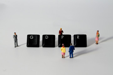 Miniatur Figuren stehen vor den Buchstaben GDPR