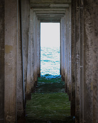 Fototapeta premium black and white water under the pier