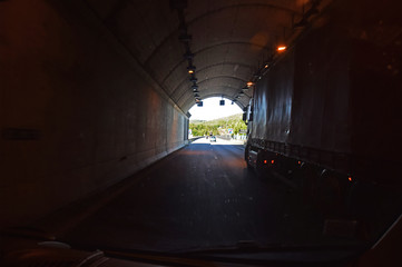 En roulant : tunnel routier sur l'autoroute A20 dans le Lot, Occitanie, France.