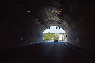 En roulant : tunnel routier sur l'autoroute A20 dans le Lot, Occitanie, France.