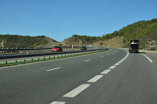 En roulant : voie pour véhicules lents sur l'autoroute A20 dans le Lot, Occitanie, France.