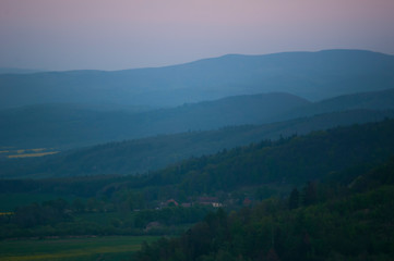 Widok na górskie pasma o zmierzchu - przejścia kolorystyczne © art3emis