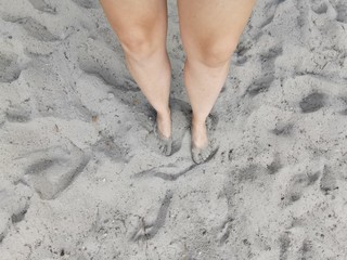 feet in sand, Füsse abkühlen im Sand