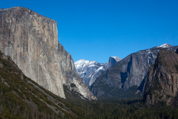 Fototapeta na wymiar Yosemite Mountains with snow against a blue sky