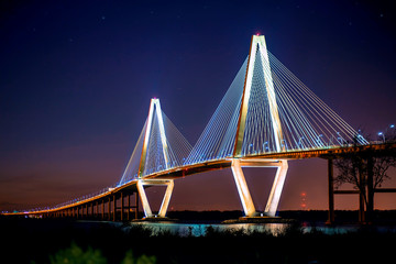 Naklejka premium Cooper River Bridge nocą w Charleston w Południowej Karolinie