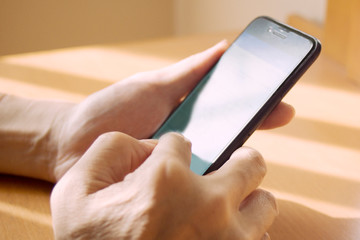 スマートフォンを操作する男性の手