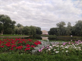 Lago y edificio