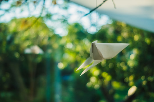 Origami Figur h&auml;ngt als Deko am Fenster