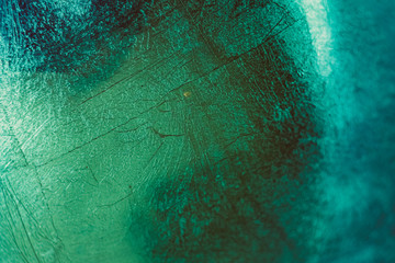 abstraktes Hintergrundbild aus Metall in bunt mit Kratzern und Reflektionen, grunge