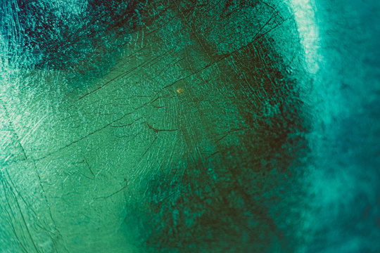 abstraktes Hintergrundbild aus Metall in bunt mit Kratzern und Reflektionen, grunge
