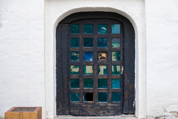 Obraz premium Old wooden door and white wall
