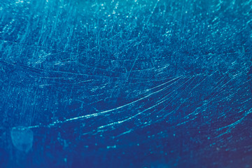 abstraktes Hintergrundbild aus Metall in bunt mit Kratzern und Reflektionen, grunge