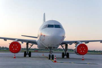 Der eingeparkte und eingepackte Flieger zu Coronazeit