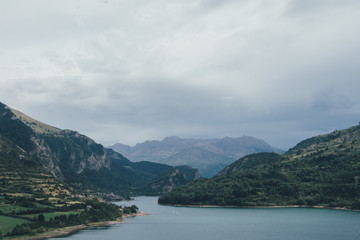 Lago con monta&ntilde;as de fondo y d&iacute;a nublado