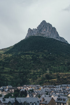 Monta&ntilde;a Pe&ntilde;a Foratata con pueblo en la falda