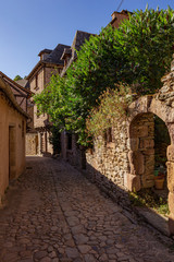 Fototapeta na wymiar Ruelles étroites du village médiéval de Conques, Aveyron, Occitanie.