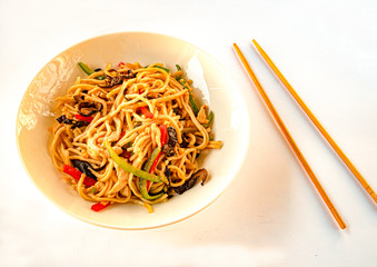 Noodles fried with vegetables (noodles ,, shrimp, bell peppers, black mushrooms, ginger, bamboo, spices, onions sterling, garlic, soy sauce)