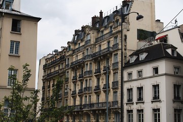 Fototapeta na wymiar old building in paris