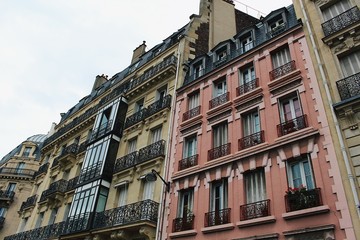 Fototapeta na wymiar old houses in Paris