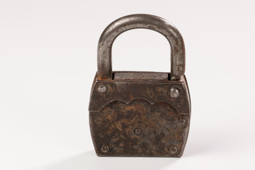 Die Rückseite von einem alten Vorhängeschloss aus Eisen