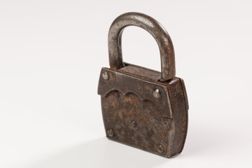 Ein rostiges antikes Vorhängeschloss (vintage) - von Hinten betrachtet (Rückseite) auf weißem...