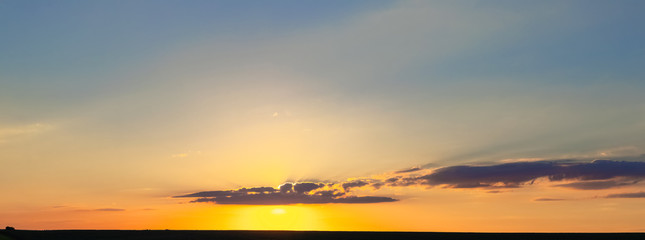 Obraz premium Panorama of the picturesque evening sky during sunset
