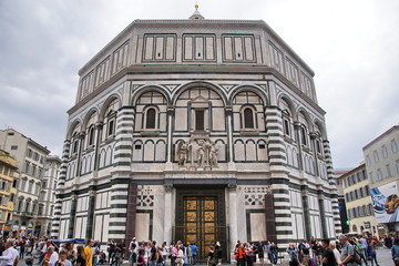 Naklejka premium Tourists at the Baptistery of St. John in Florence