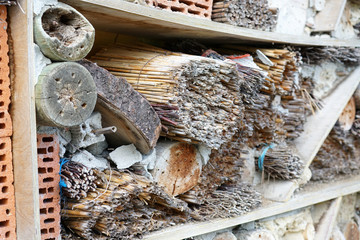 An insect hotel can be easily made from a variety of materials and is very good at watching the insects