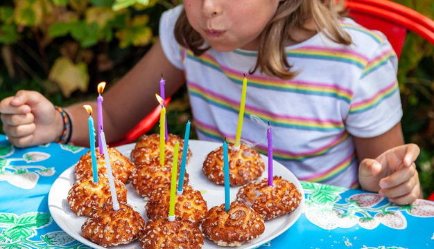 fille qui souffle ses bougies d'anniversaire de dix ans
