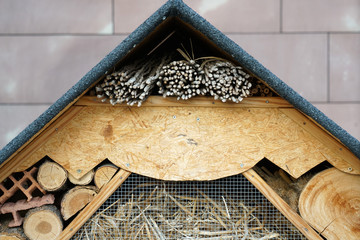 An insect hotel can be easily made from a variety of materials and is very good at watching the insects