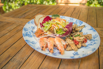 Prawn fish seafood sharing platter al fresco eating pub food outside