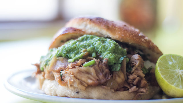 Cemita de carnitas con lim&oacute;n y sal para el antojo