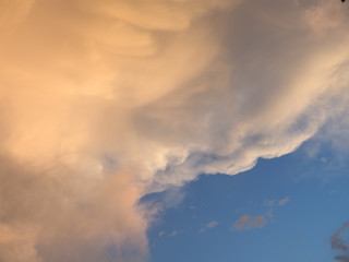 Obraz na płótnie Canvas blue sky with red clouds background