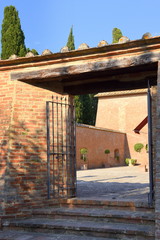 Durchgang im Innenhof des Castello di Leonina